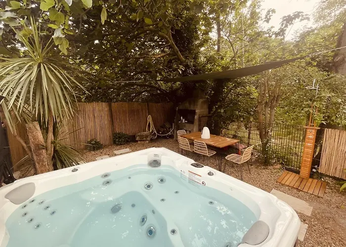 Maison Dans Les Arbres, Spa, Tennis, Parking * Nîmes